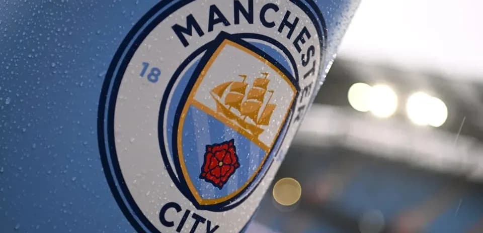 Logo de Manchester City en un día lluvioso