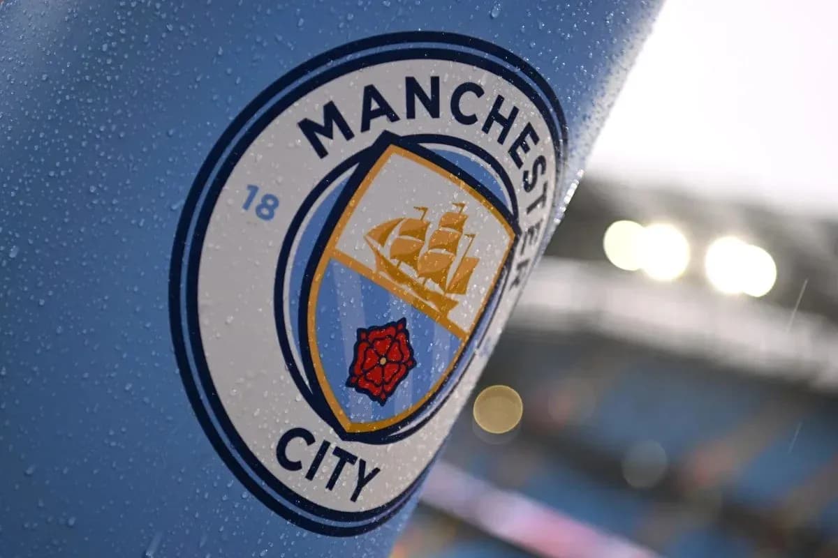 Logo de Manchester City en un día lluvioso