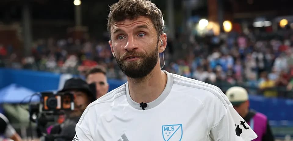 Jugador de fútbol con uniforme MLS en el campo