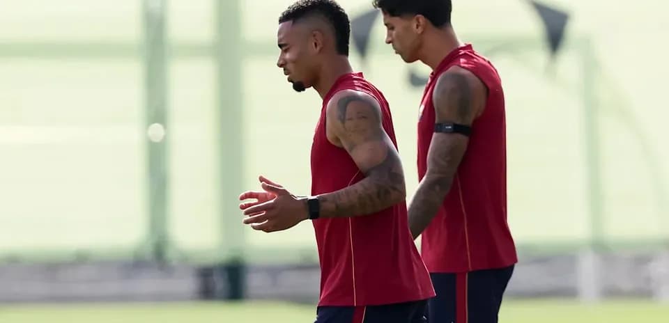 Dos jugadores corriendo durante sesión de entrenamiento