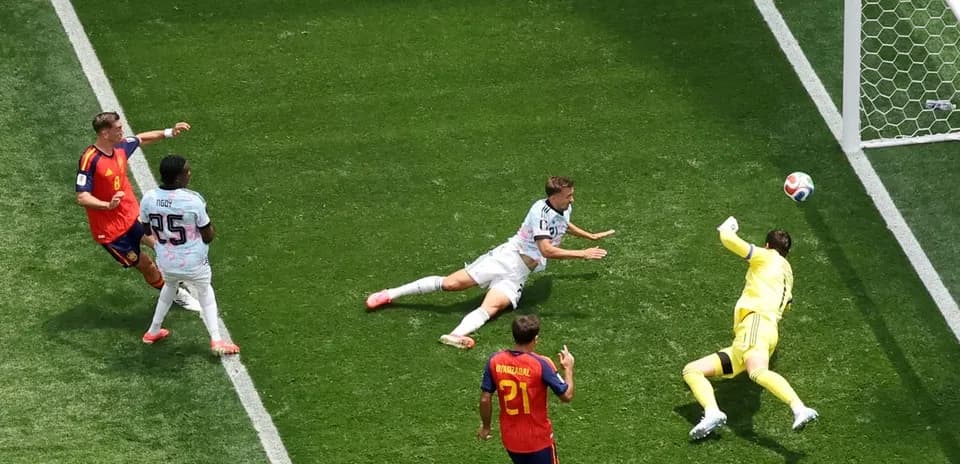 Jugador lanzando el balón hacia la portería en partido