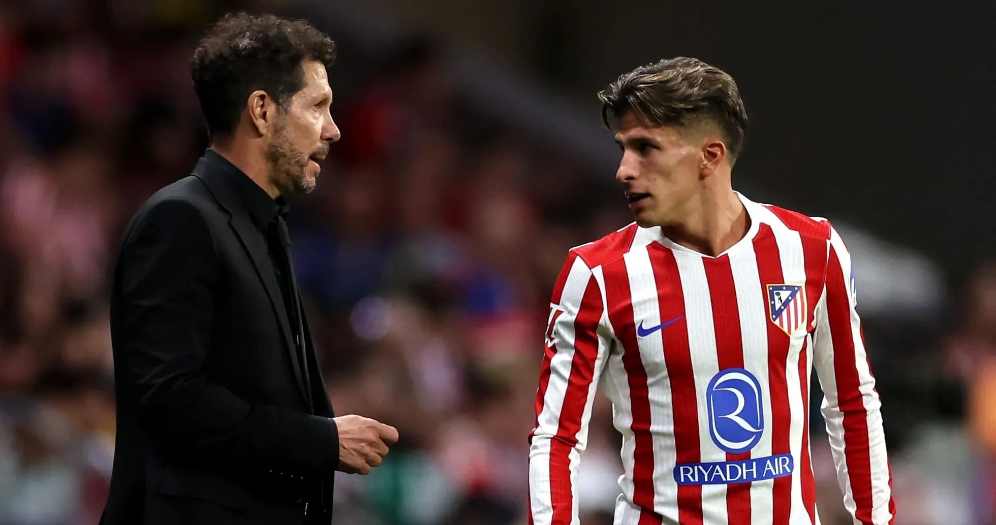 Entrenador conversando con jugador de Atlético de Madrid