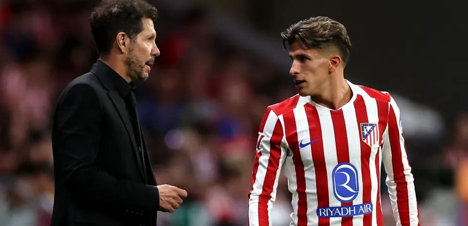 Entrenador conversando con jugador de Atlético de Madrid