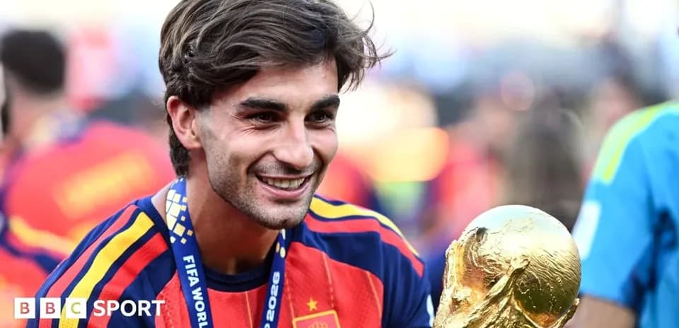 Jugador sosteniendo el trofeo de la Copa del Mundo