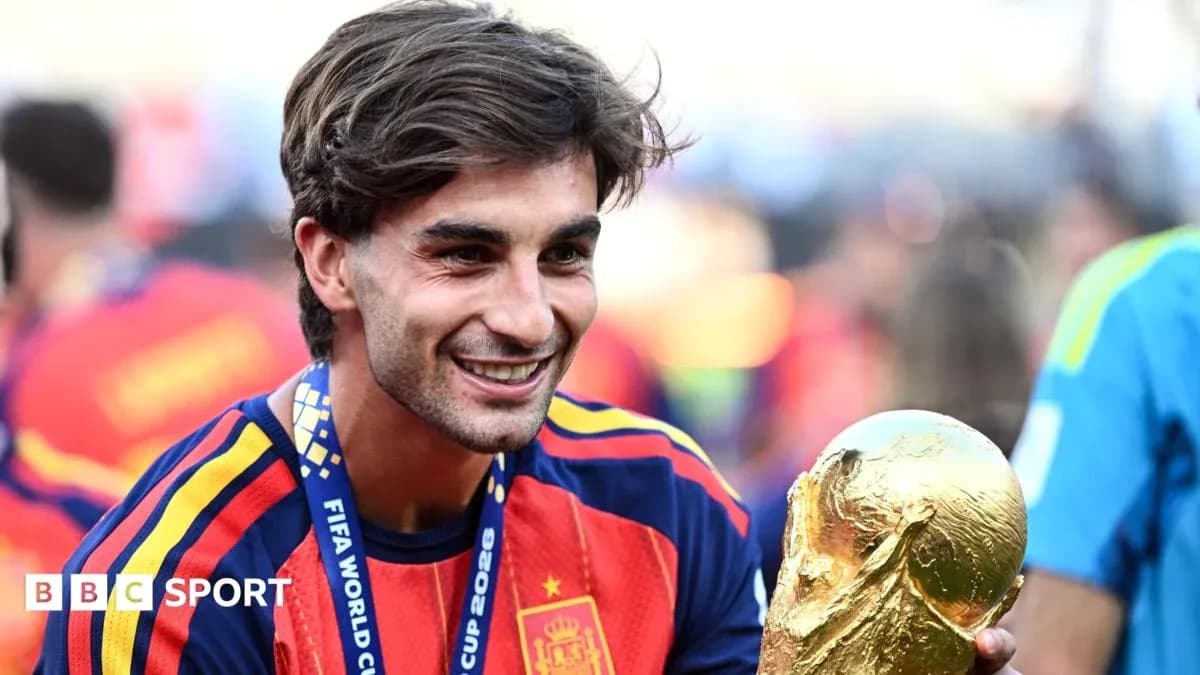 Jugador sosteniendo el trofeo de la Copa del Mundo