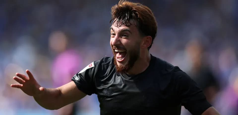 Jugador celebrando un gol en el campo