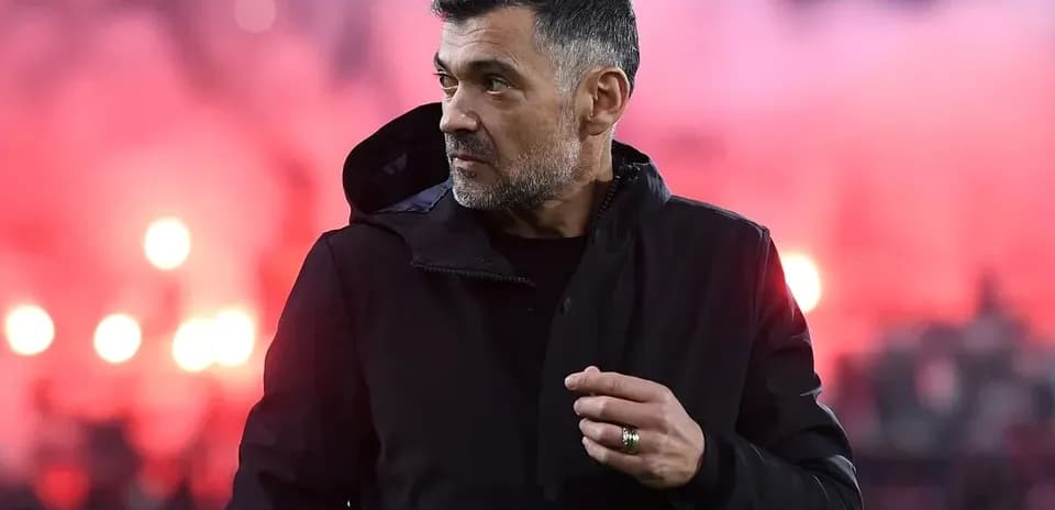 Entrenador observando el partido con fondo de humo