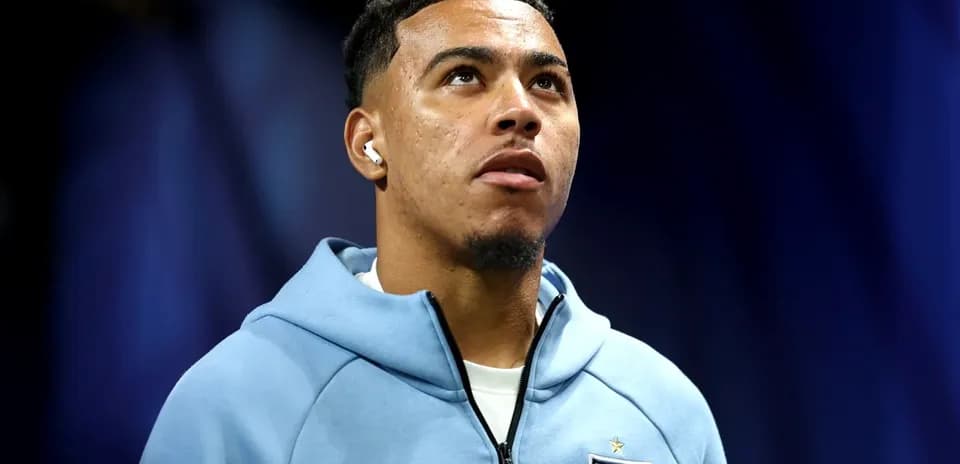 Jugador de Inglaterra mirando hacia arriba en conferencia