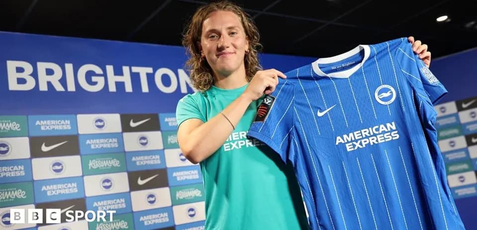 Jugador presenta camiseta de Brighton en conferencia de prensa