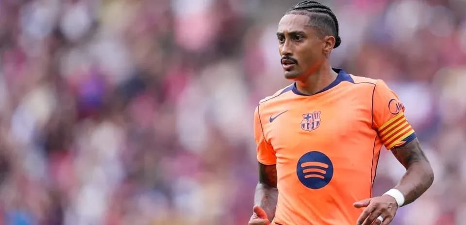 Jugador de Barcelona con uniforme naranja en el campo