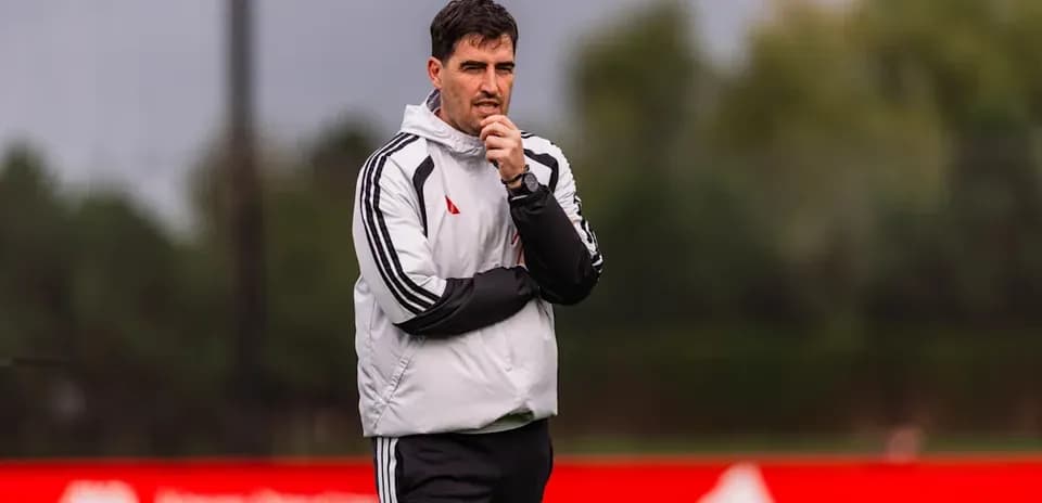 Entrenador de Liverpool observando la sesión de entrenamiento