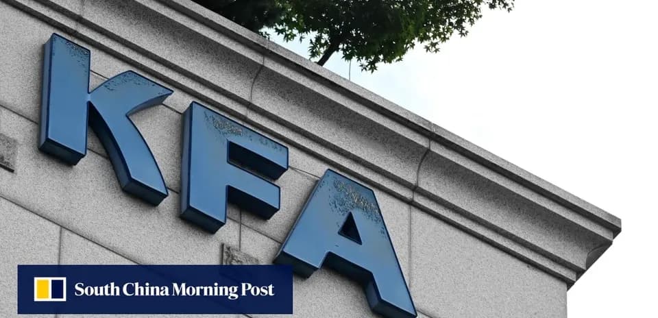 Logotipo de KFA en edificio moderno