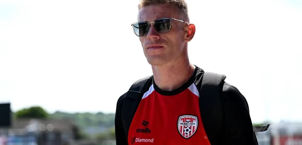 Jugador de Derry City llegando con gafas de sol