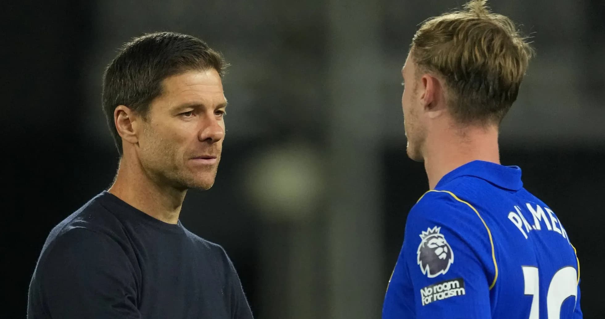 Entrenador hablando con jugador después del partido