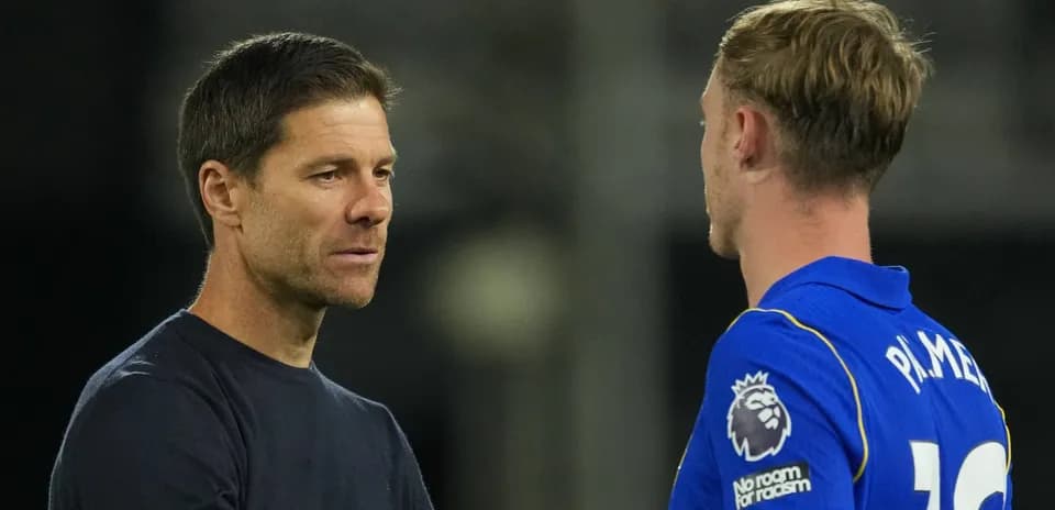 Entrenador hablando con jugador después del partido