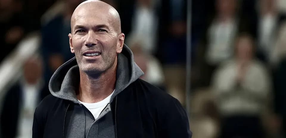 Zinedine Zidane en evento deportivo con público de fondo