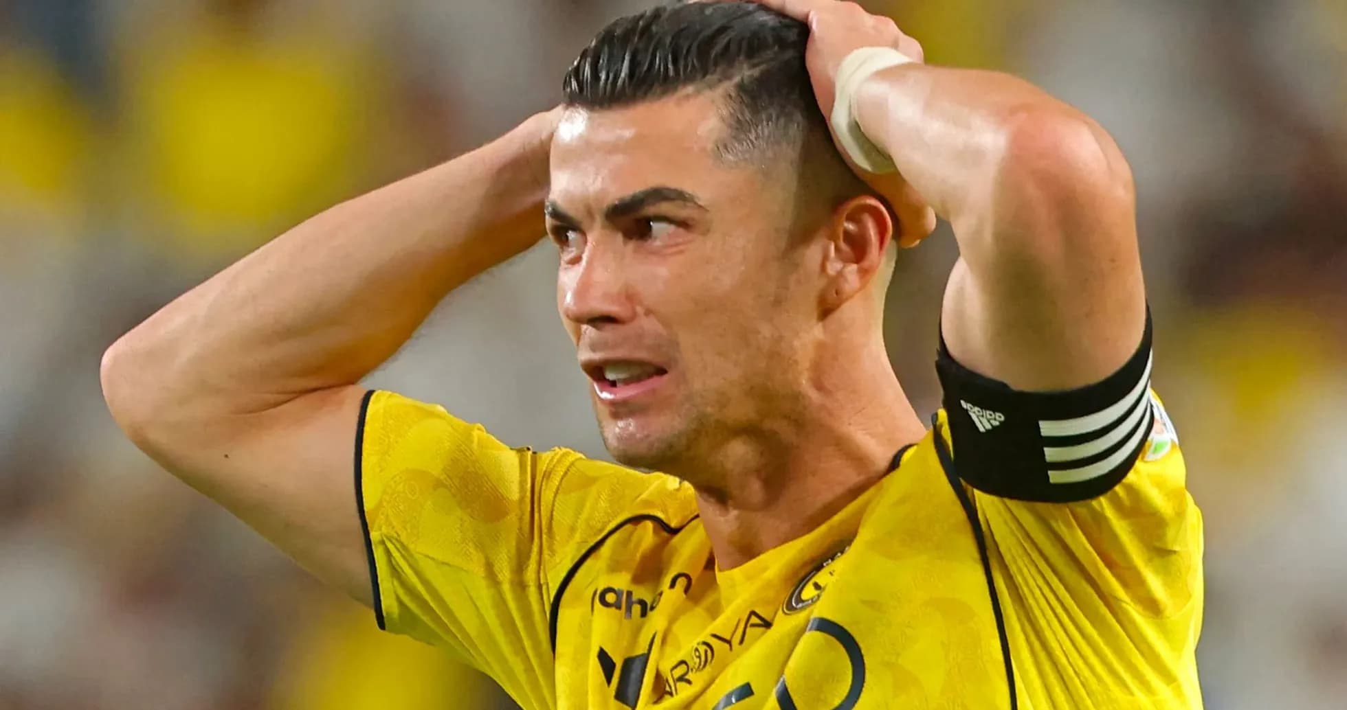 Jugador con camiseta amarilla se lleva las manos a la cabeza