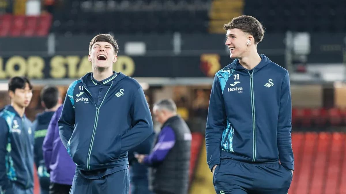 Jugadores de Swansea riendo en el campo de entrenamiento