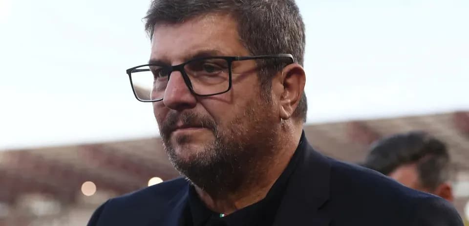 Hombre con gafas en un estadio de fútbol