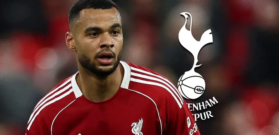 Jugador de Liverpool en partido con logo de Tottenham
