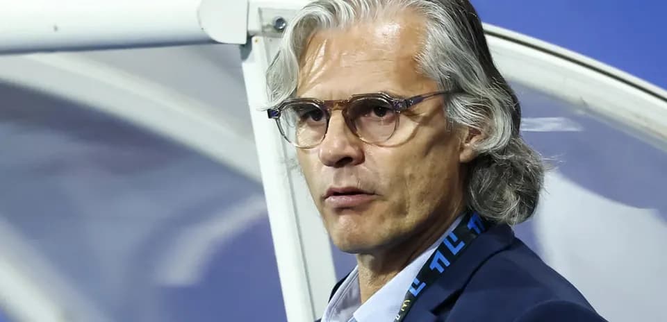 Entrenador observando desde el banquillo durante el partido
