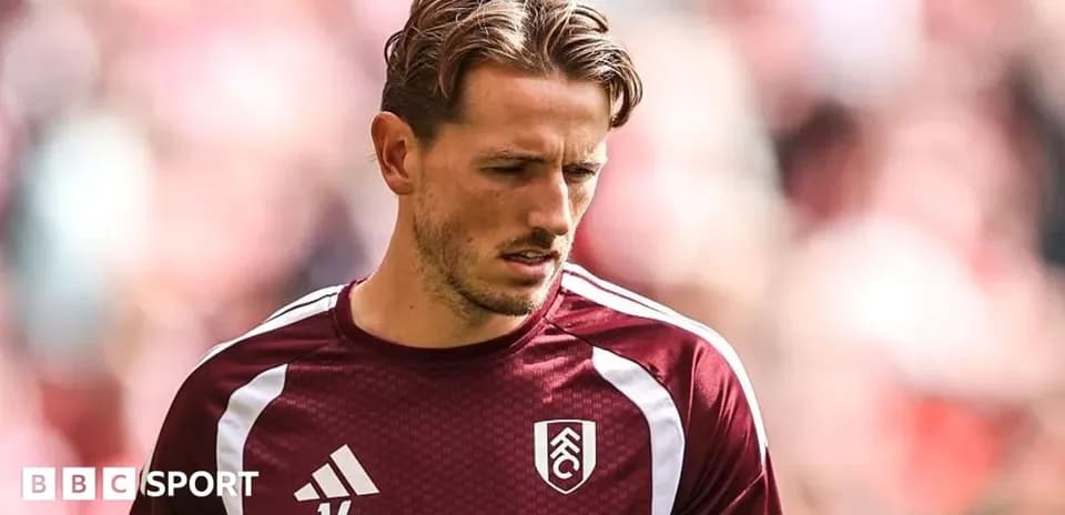 Jugador de Fulham en uniforme durante calentamiento