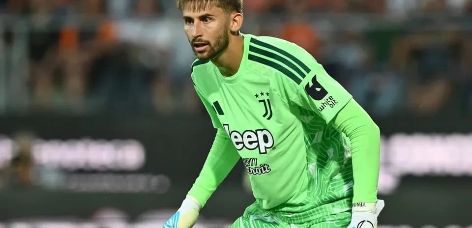 Portero de Juventus en acción durante el partido