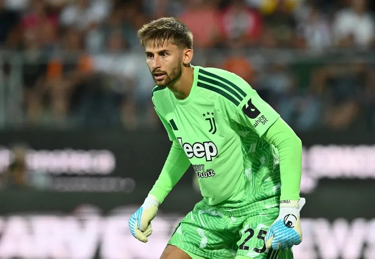Portero de Juventus en acción durante el partido