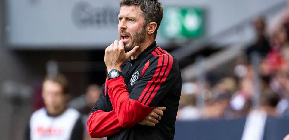 Entrenador de Manchester United dando instrucciones durante el partido