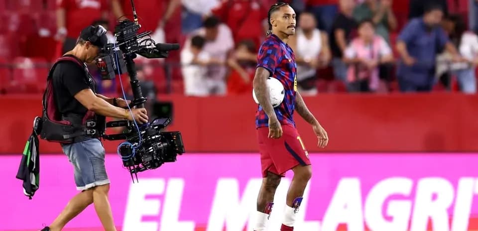 Jugador con balón mientras camarógrafo lo sigue