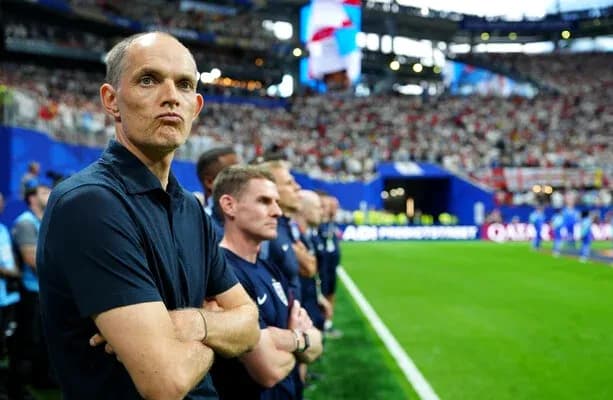 Entrenador observando el partido desde la línea de banda
