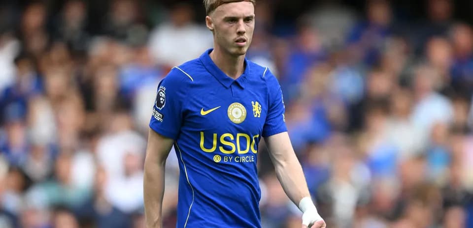 Jugador de Chelsea caminando en el campo de juego