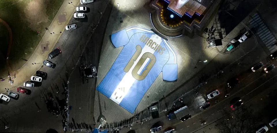 Camisa gigante con el número 10 en la calle