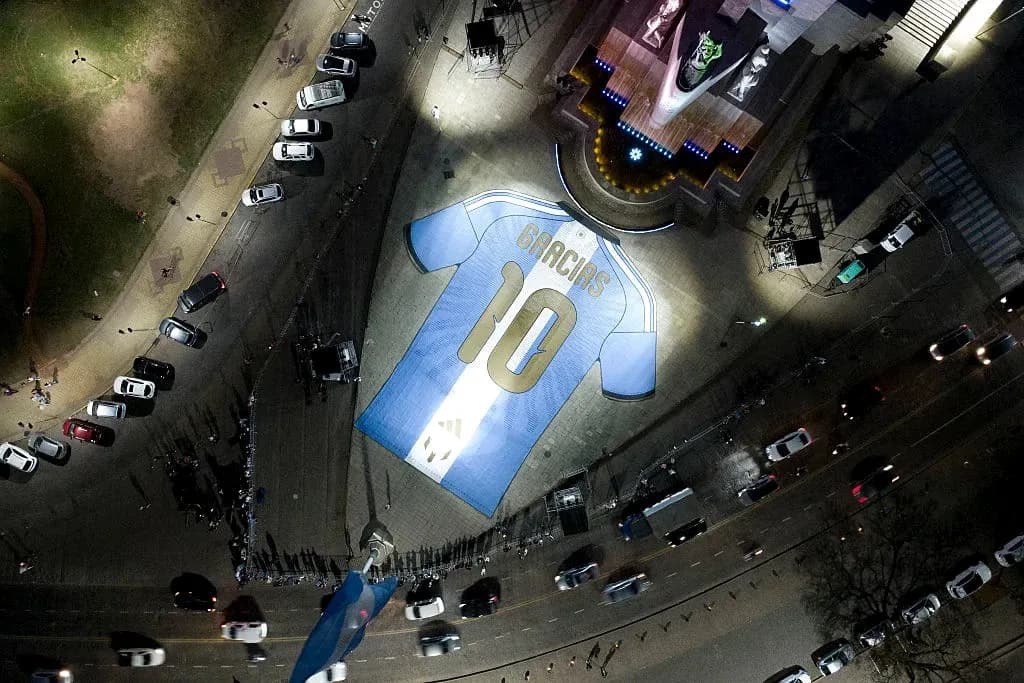 Camisa gigante con el número 10 en la calle