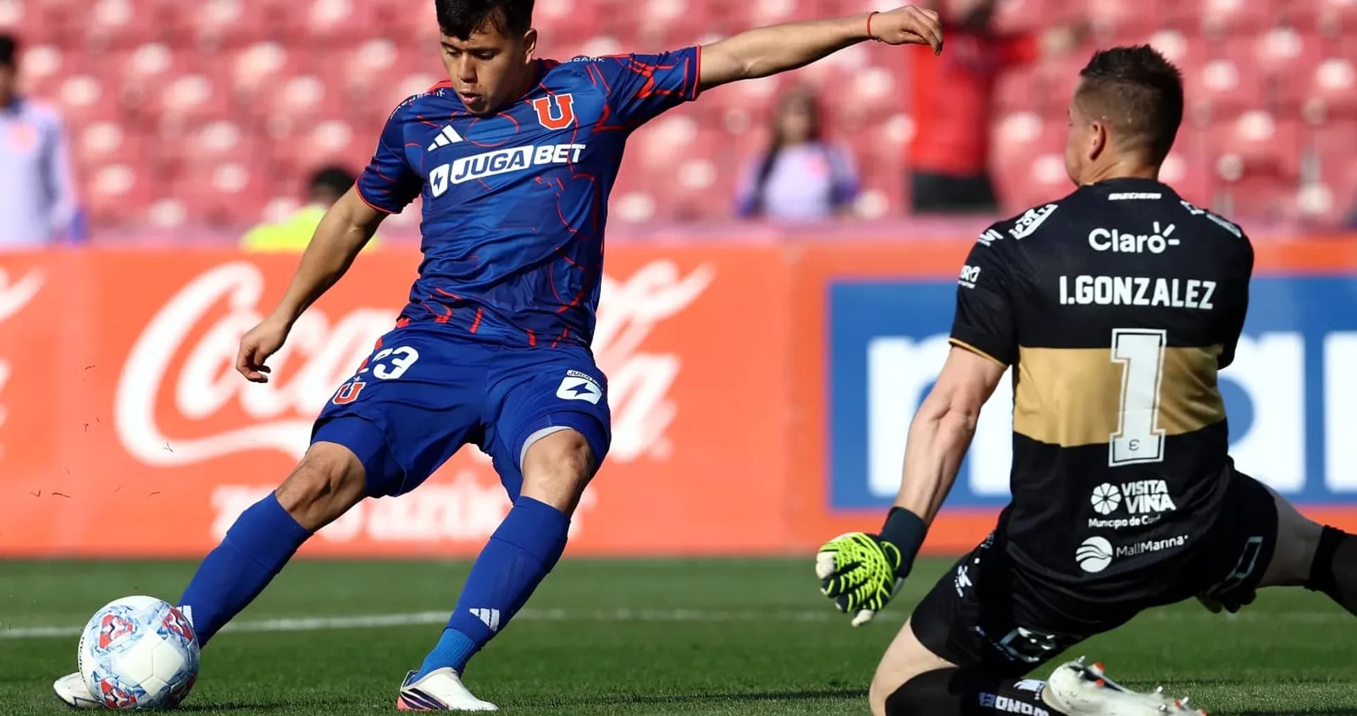 Jugador de Universidad de Chile en acción contra Everton