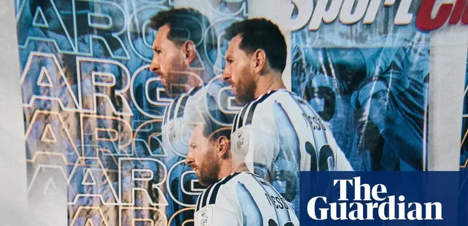 Lionel Messi frente a un fondo con texto 'ARG'
