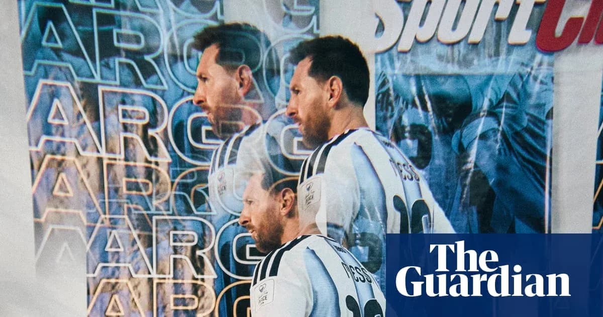 Lionel Messi frente a un fondo con texto 'ARG'