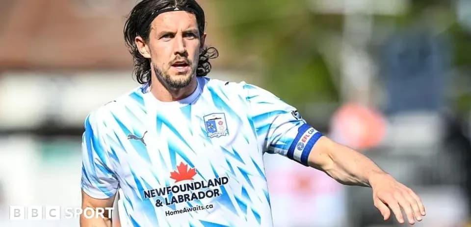 Jugador con camiseta blanca y azul en el campo