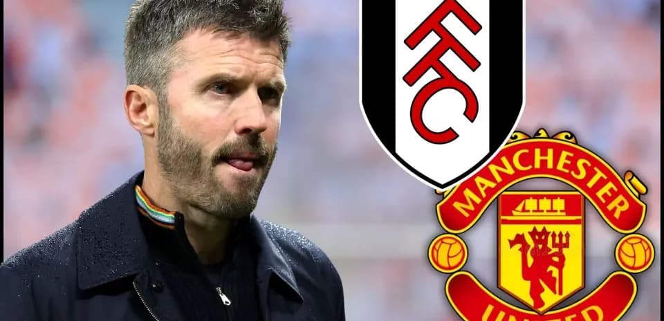 Entrenador en primer plano con logos de Fulham y Manchester United