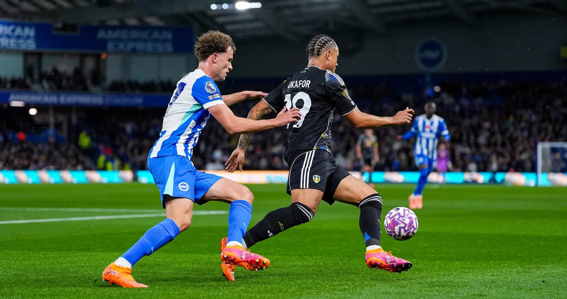 Jugador de Leeds contra jugador de Brighton