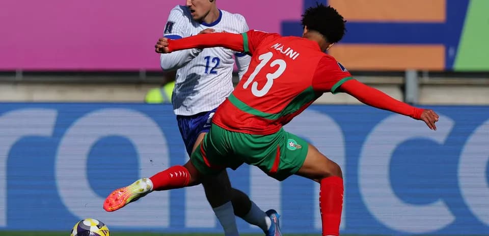 Jugador de Marruecos intenta despojar el balón a rival
