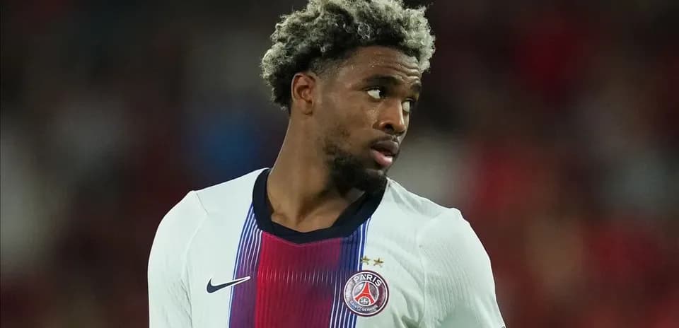 Jugador de PSG mirando hacia un lado en el campo