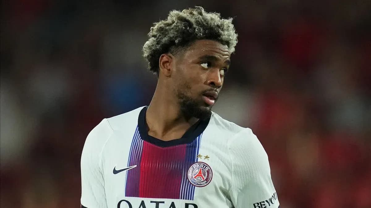 Jugador de PSG mirando hacia un lado en el campo