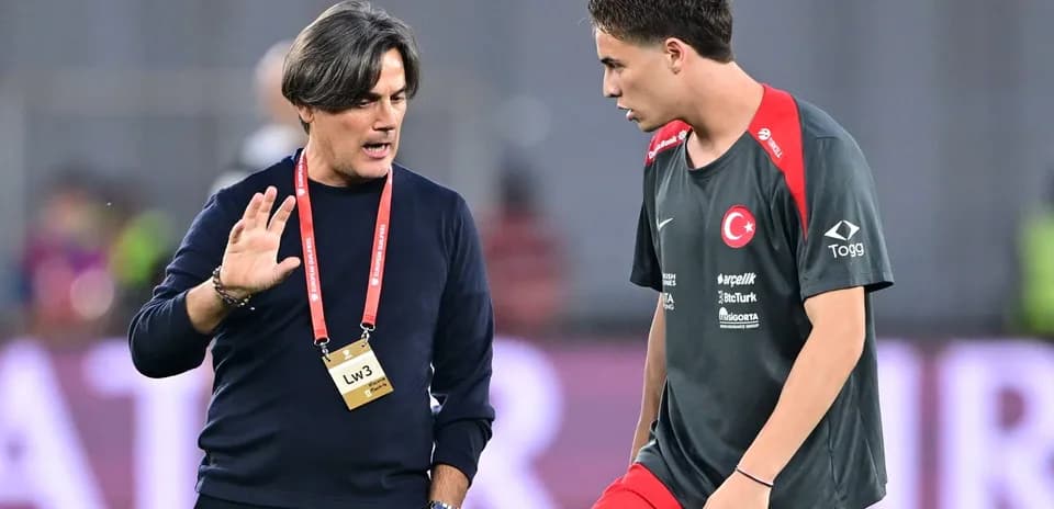 Entrenador hablando con jugador durante calentamiento