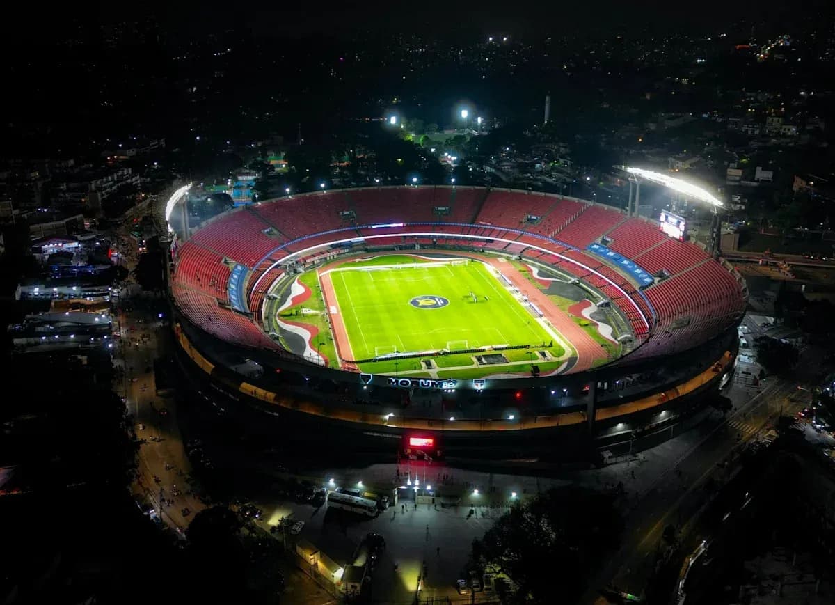 Estadio Morumbi iluminado para el partido