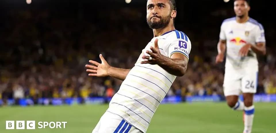 Jugador celebrando un gol en el campo de fútbol