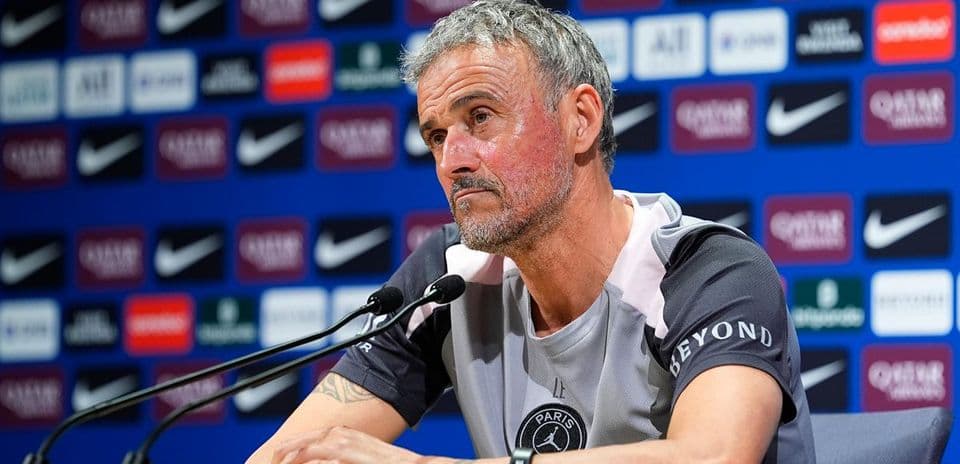 Entrenador en conferencia de prensa con micrófonos