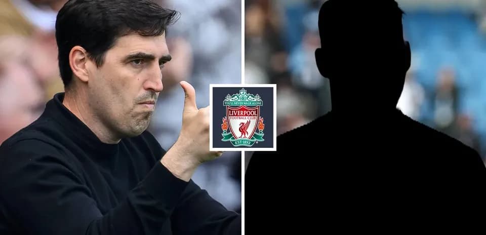 Entrenador dando instrucciones junto al logo de Liverpool