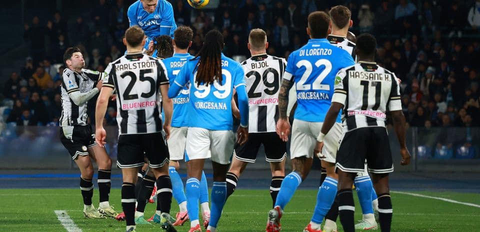 Jugador del Napoli saltando para cabecear el balón
