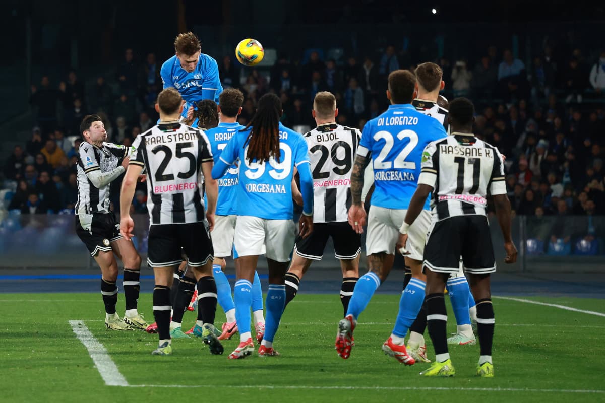 Jugador del Napoli saltando para cabecear el balón